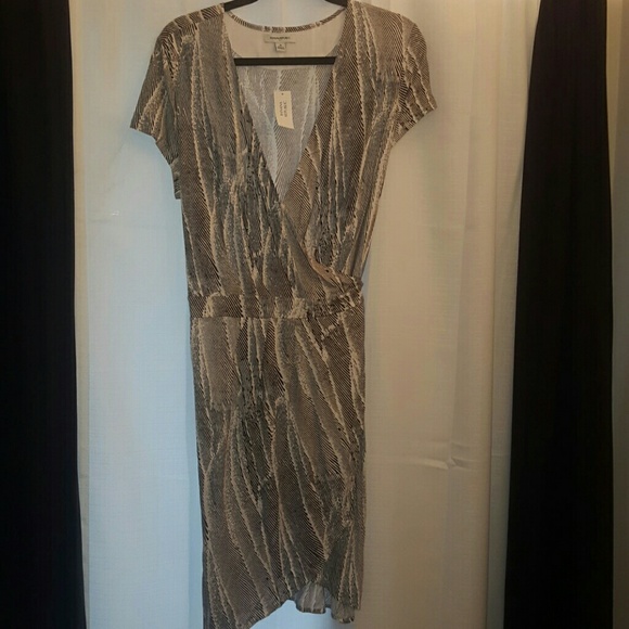 Short-sleeve, knit wrap dress