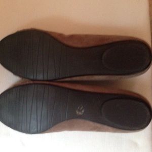 Vaneli Shoes - Like new Vaneli suede tan flats size 7.5 M Vaneli Shoes - Like new Vaneli suede tan flats size 7.5 M
