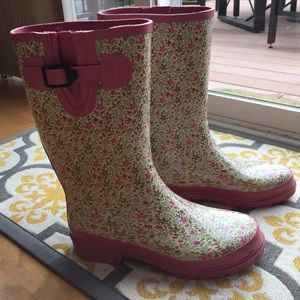 Cute rain boots! Lightly worn. Fits like Sz 9.