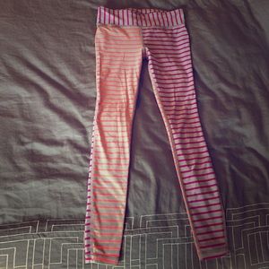 Under armour fitted leggings.