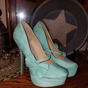 Mint green pumps, super cute!