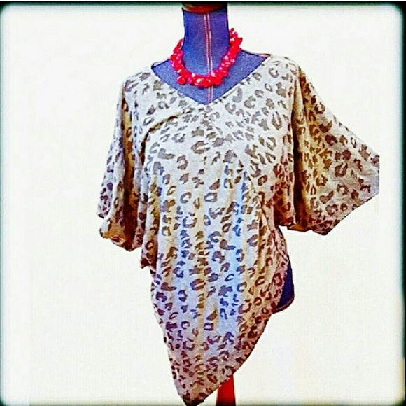 🚨 NWT S/M Camuto Animal Poncho Top Sweater