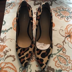 Barely worn leopard size 7 shoe!
