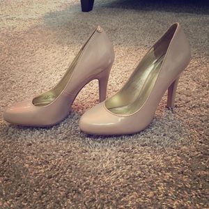 Size 7 1/2 Jessica Simpson nude 3" heels.