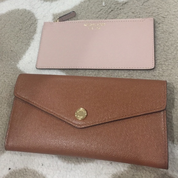 Michael Kors Carryall Wallet - Picture 1 of 3