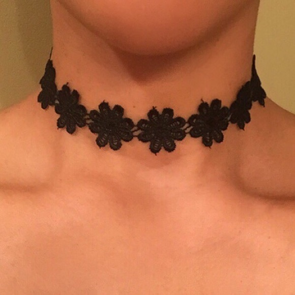 Urban Outfitters Jewelry - Floral Choker Necklace🌸