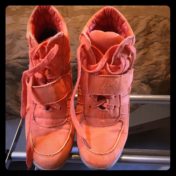 Tennis shoe heels size 8