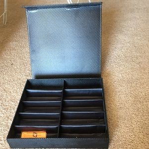 Carbon fiber sunglasses holder