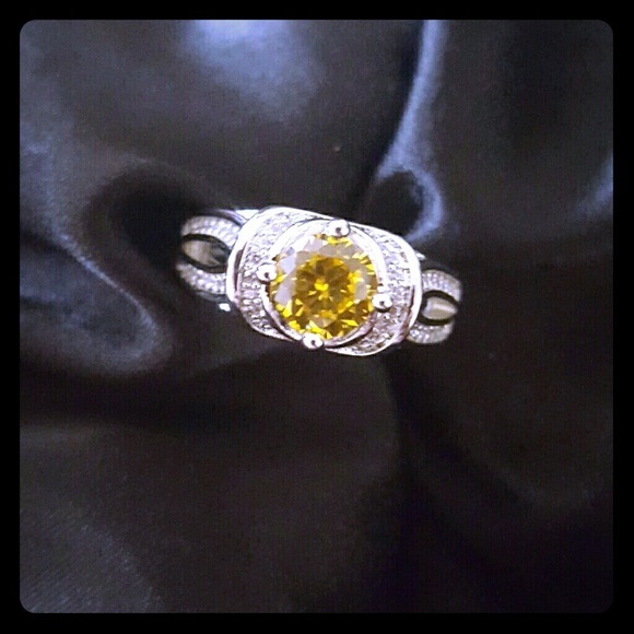 Gold stone costume jewelry ring size 8