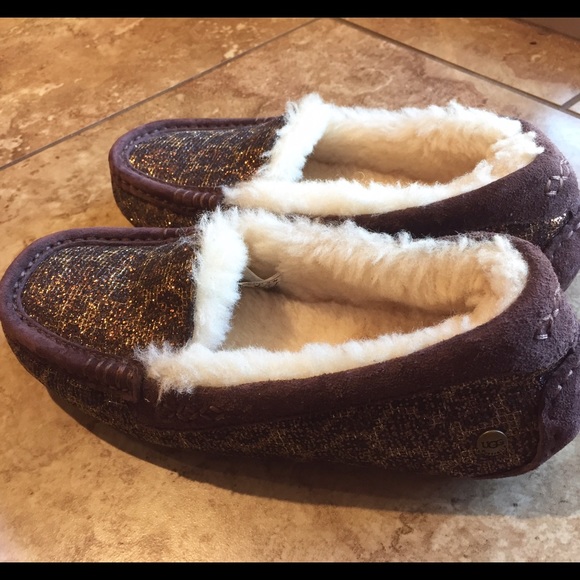 UGG Slippers - Moccasins 🎉NEW🎉Size 6