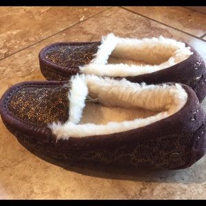 UGG Slippers - Moccasins 🎉NEW🎉Size 6