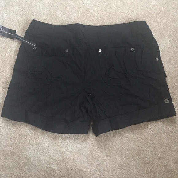 Regular Fit tailored black shorts with turn ups - Picture 2 of 2