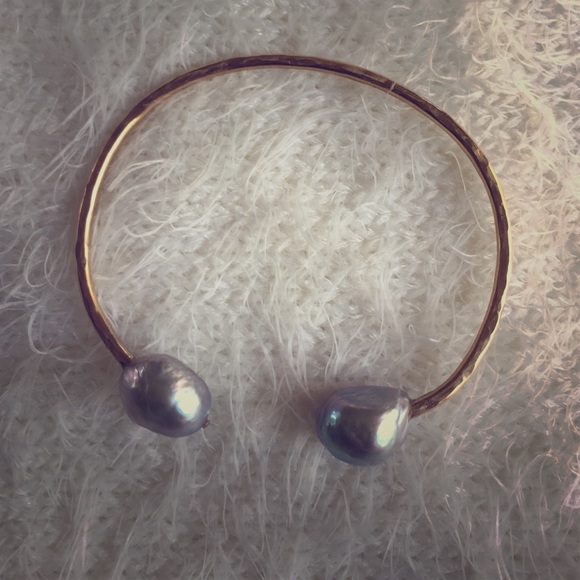 🌺 SOLD🌺🌺🌺🌺Bangle w light blue pearls.
