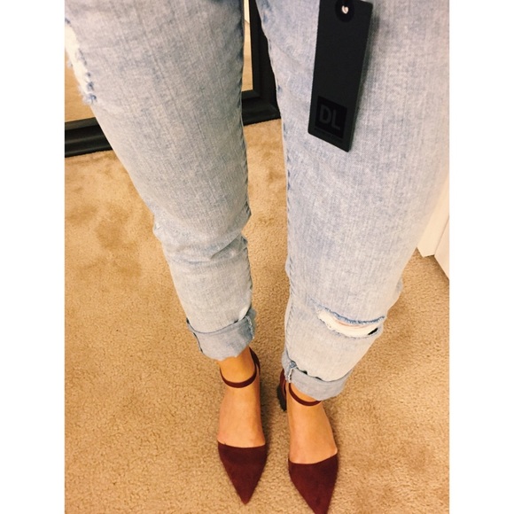 DL1961 Azalea Distressed Jeans in Finn