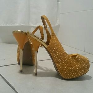 Yellow high heels in gold