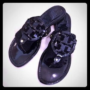 Tory Burch Signature Patent Leather Sandal Blk