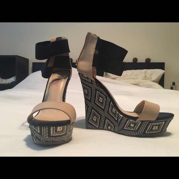 Black and tan geometric platform wedges