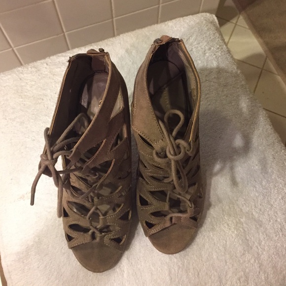 Women's tan leather heels