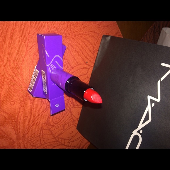 2 limited edition Selena lipsticks from Mac. - Picture 3 of 4
