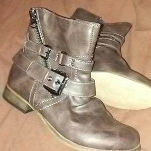New booties gunmetal Carlos brand 6.5