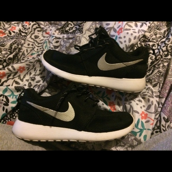 Brand New Nike Roashes - Picture 1 of 2