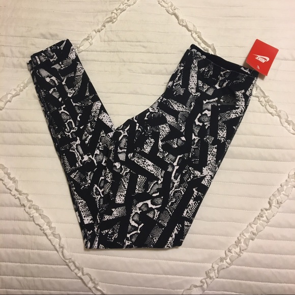 🚫SOLD 🚫Nike Printed Leggings - Picture 2 of 3