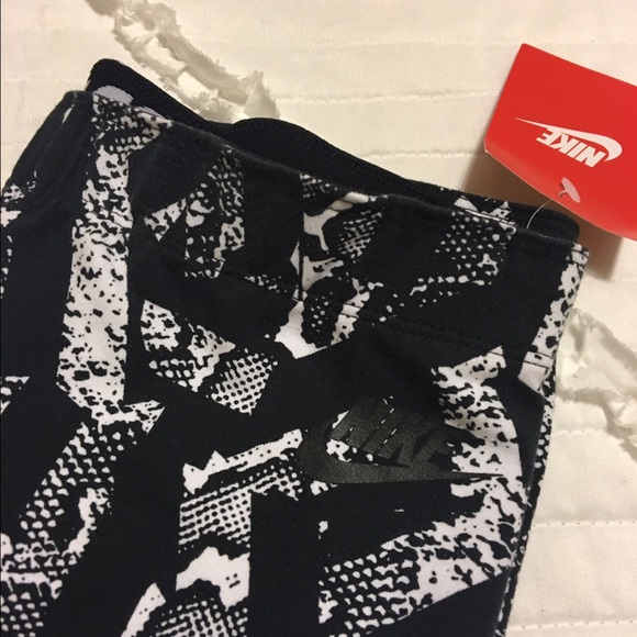 🚫SOLD 🚫Nike Printed Leggings - Picture 3 of 3