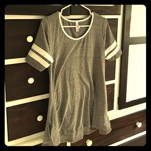 LulaRoe Perfect T size small