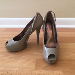 Gray pumps