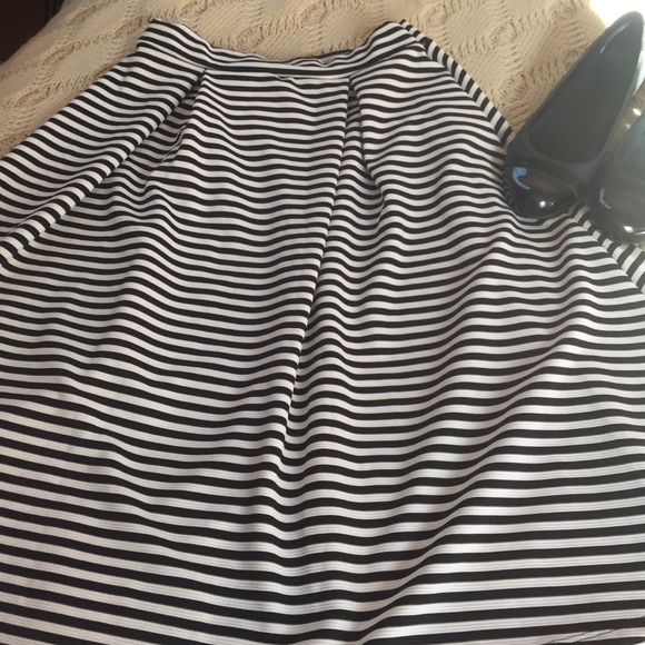 High waisted black and white skirt