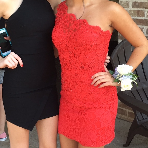 Red hoco dress SELLING ON MERC for 150!!