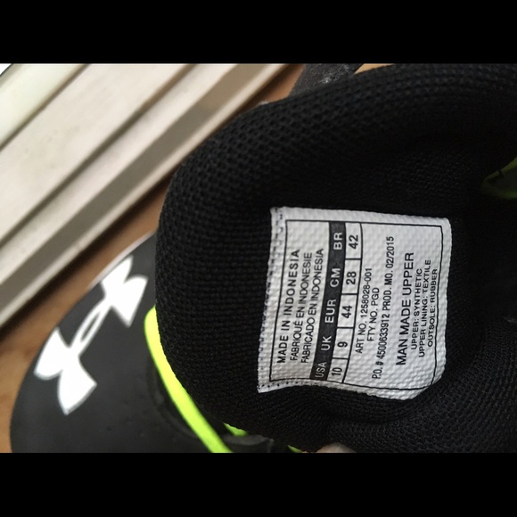 LIKE NEW Under Armour Crusher Cleats - Picture 3 of 4