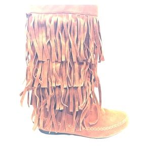 Brand new size 9 moccasin boots, layers of fridge