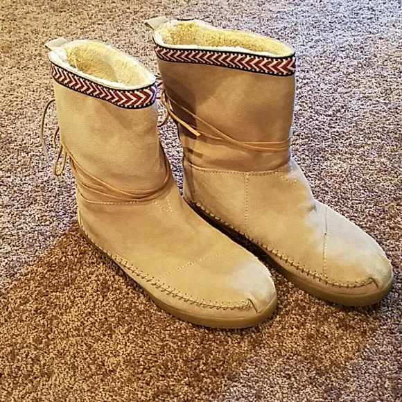 TOMS size 10 women's Nepal boots.