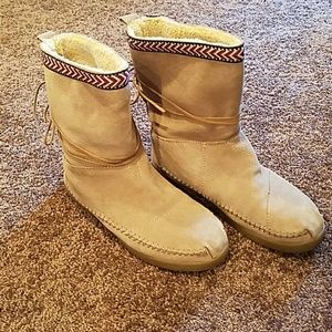 TOMS size 10 women's Nepal boots.