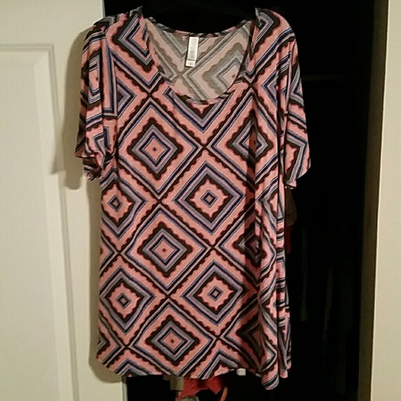 LulaRoe Geometrical Perfect T.