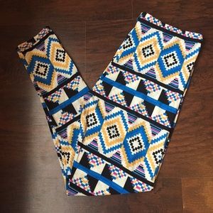 Printed geometric leggings