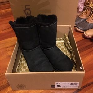 Authentic Ugg W Bailey Bow/ black Size 8