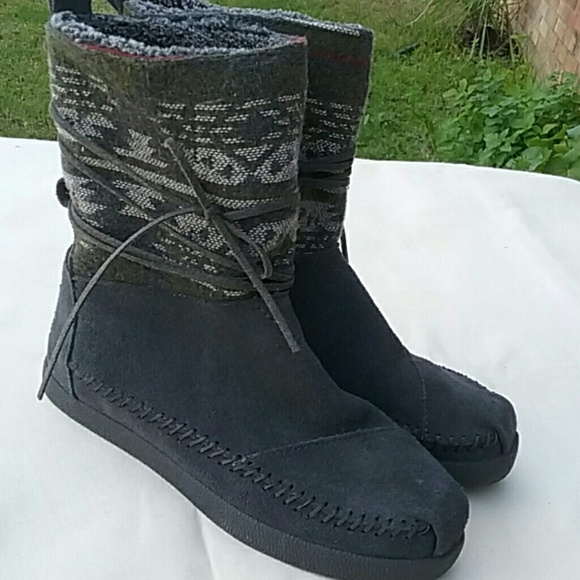 TOMS BOOTS. .