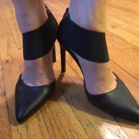 Black pointed toe pumps with elastic details