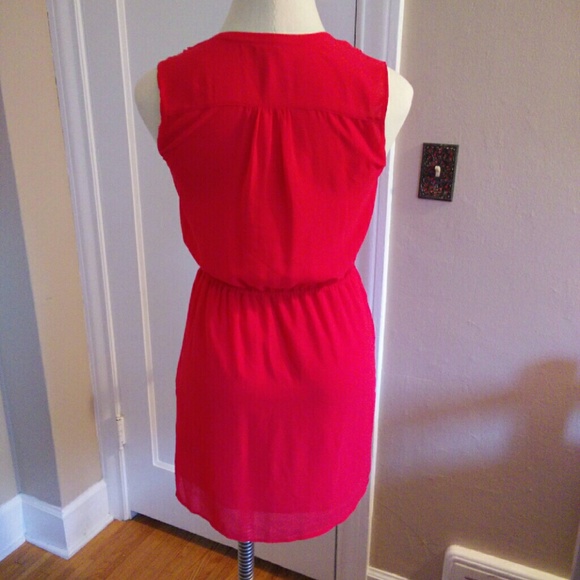 Sleeveless coral dress with flutter v-neck. - Picture 2 of 3