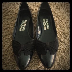 Patent leather kitten heel with suede bow detail