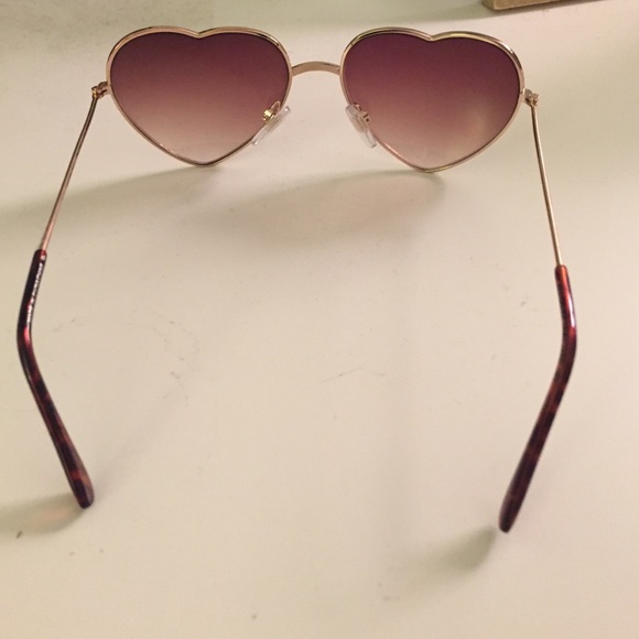 Heart shaped sunglasses - Picture 2 of 4