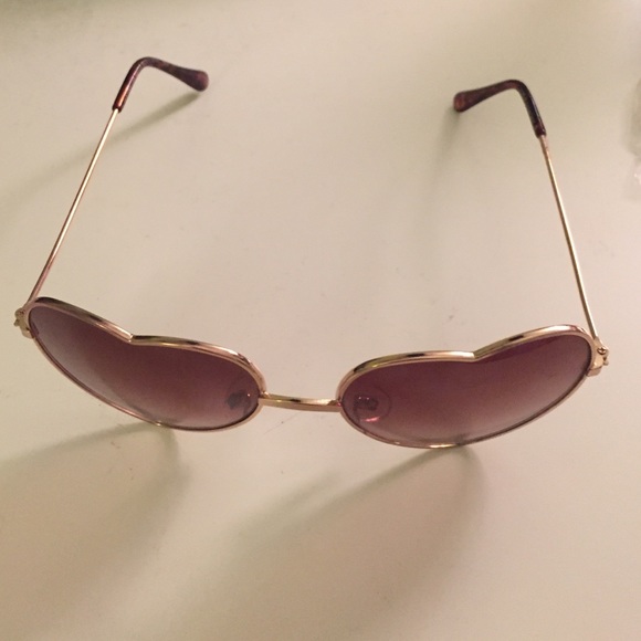 Heart shaped sunglasses - Picture 3 of 4