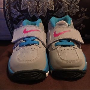 Kids nikes (size 6c)