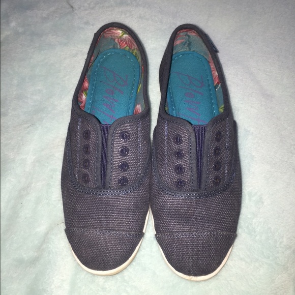Laceless sneakers