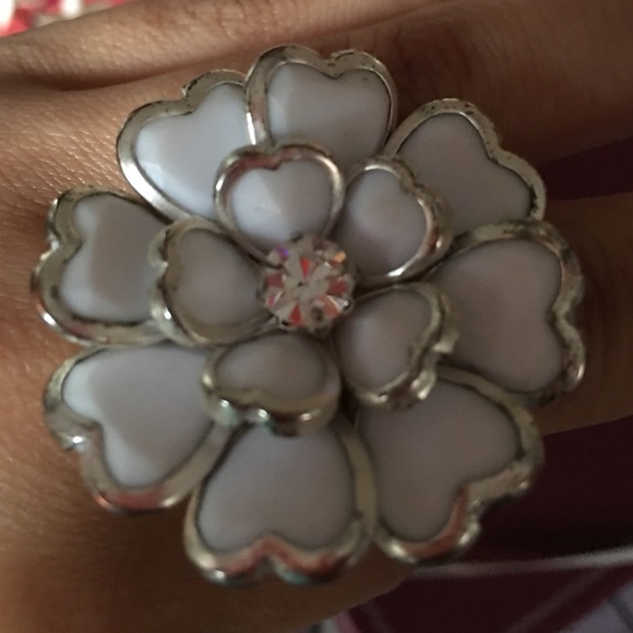 Flower ring - Picture 2 of 3