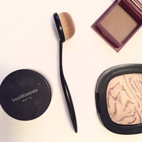 Beautique Medium Oval Blending + Contouring Brush
