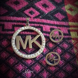 😍Stud earrings and pendant set😍