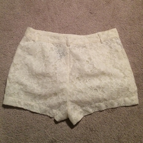 NWT H&M divided white lace shorts - Picture 2 of 4
